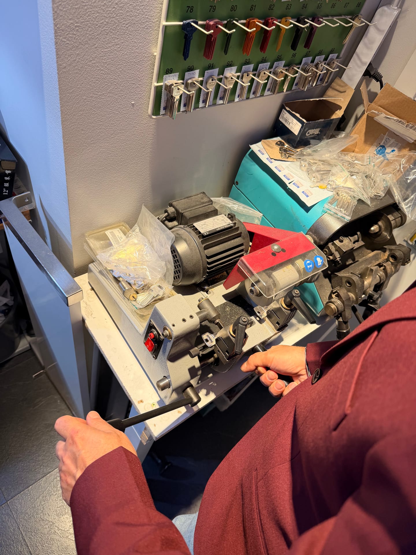 Ahmad arbeider på en sykkelfabrikk-symaskin